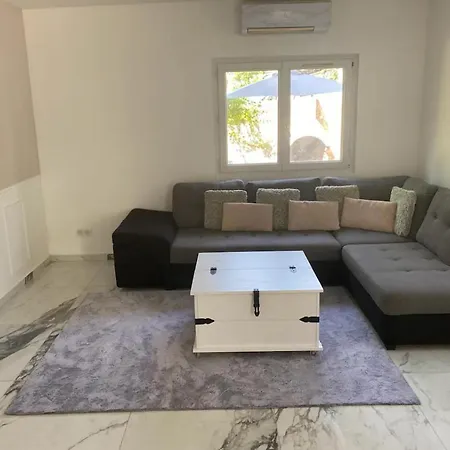 Bas De Composee D'un 3 Pieces Et D'un Avec Piscine Privee * فينوف لوبيه