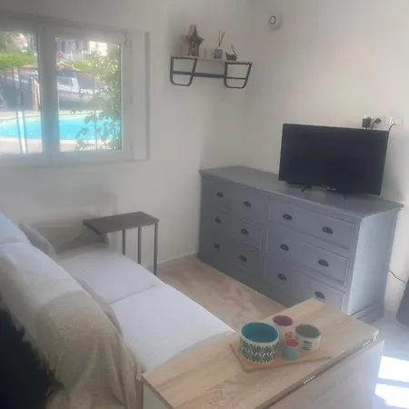 Bas De Composee D'un 3 Pieces Et D'un Avec Piscine Privee Prázdninový dům *