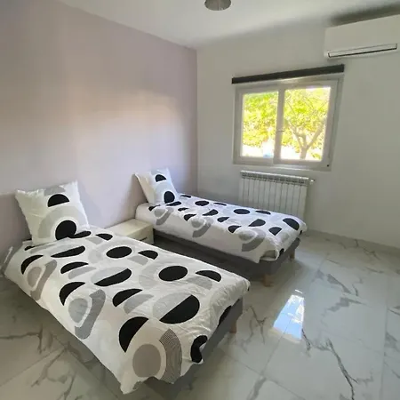 Bas De Composee D'un 3 Pieces Et D'un Avec Piscine Privee بيت للعطل