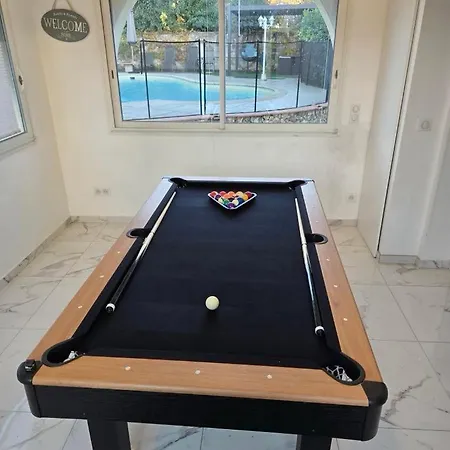 Vakantiehuis Bas De Composee D'un 3 Pieces Et D'un Avec Piscine Privee