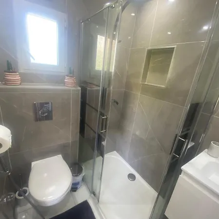 Bas De Composee D'un 3 Pieces Et D'un Avec Piscine Privee بيت للعطل