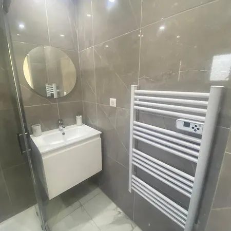 Bas De Composee D'un 3 Pieces Et D'un Avec Piscine Privee فينوف لوبيه