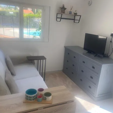 Bas De Composee D'un 3 Pieces Et D'un Avec Piscine Privee *