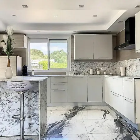 Prázdninový dům Bas De Composee D'un 3 Pieces Et D'un Avec Piscine Privee *