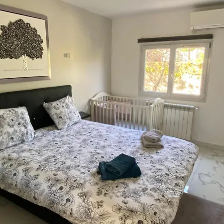 Bas De Composée D'un 3 Pièces Et D'un Avec Piscine Privée