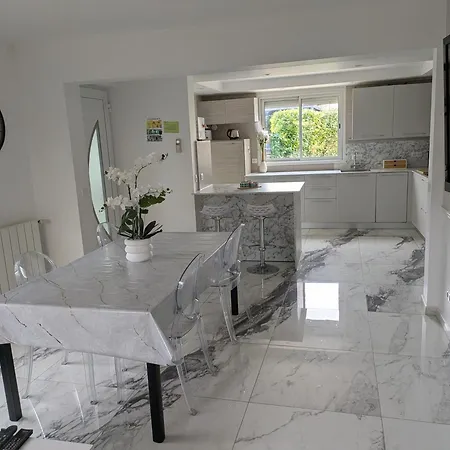 Bas De Composee D'un 3 Pieces Et D'un Avec Piscine Privee Tatil Evi