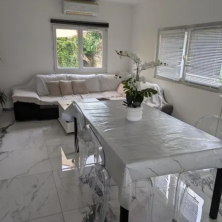 Tatil Evi Bas De Composee D'un 3 Pieces Et D'un Avec Piscine Privee *