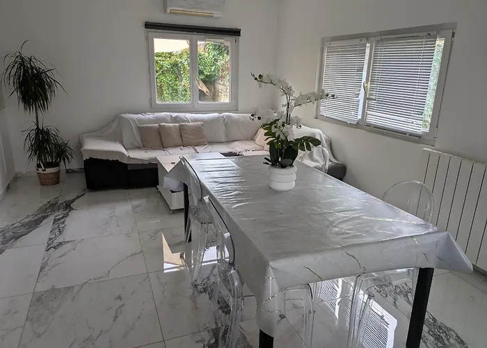 Semesterbostad Bas De Composee D'un 3 Pieces Et D'un Avec Piscine Privee *